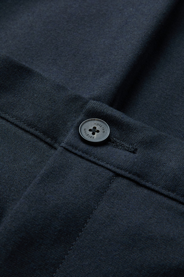 **울 블렌디드 릴렉스 팬츠 (set-up)**는 울과 스판 소재 혼방으로 제작되어 부드러운 촉감과 편안한 착용감을 선사합니다. 릴렉스핏 와이드 슬랙스로, 포멀과 캐주얼 스타일 모두 소화 가능하며, 데일리룩과 비즈니스 캐주얼 룩에 적합합니다. 초겨울 시즌에 어울리는 울 소재에 무지 패턴과 원턱 디테일을 더해 클래식하면서도 미니멀한 매력을 줍니다. 셋업으로 착용하여 더욱 완성도 높은 스타일을 연출할 수 있습니다.
