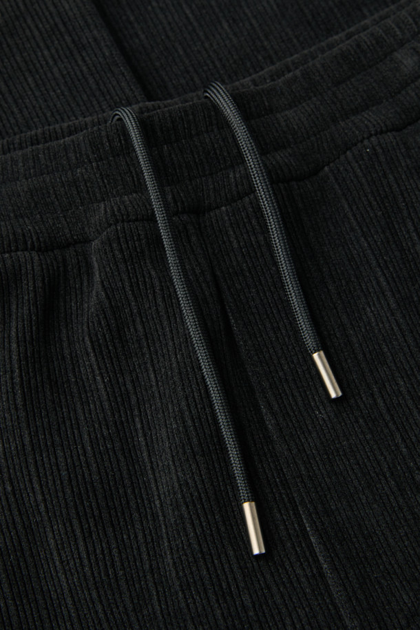 코듀로이 저지 와이드 팬츠 (set-up)는 부드러운 촉감의 코듀로이와 폴리에스테르 혼방 소재로 제작되어 가을과 겨울에 따뜻하게 입을 수 있습니다. 밴딩 허리와 스트링으로 사이즈 조절이 용이하며, 앞판 턱 디테일이 특징입니다. 와이드 핏으로 편안한 착용감을 선사하며, 셋업으로 스타일리시한 연출이 가능합니다. 일상, 동네 마실, 여행 등 다양한 TPO에 활용할 수 있는 캐주얼, 미니멀, 클래식 스타일의 팬츠입니다. 블랙 컬러의 무지 디자인으로 어떤 상의와도 쉽게 매치할 수 있습니다.
