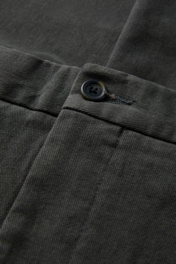 부드러운 촉감과 따뜻함을 선사하는 브러시드 데일리 치노 팬츠입니다. 겨울철 데일리룩에 적합하며, 베이직하고 캐주얼한 스타일을 연출합니다. 톤 다운된 다크 그레이와 아이보리 두 가지 컬러로 출시되어 다양한 상의와 매치하기 용이합니다. 면과 스트레치 소재 혼방으로 제작되어 활동성이 좋고, 편안한 착용감을 제공하며, 허벅지 부분에 여유를 주어 활동성을 높였습니다. 슬림핏 디자인에 기모 안감, 뒷면 밴딩 디테일로 편안함까지 더했습니다.
