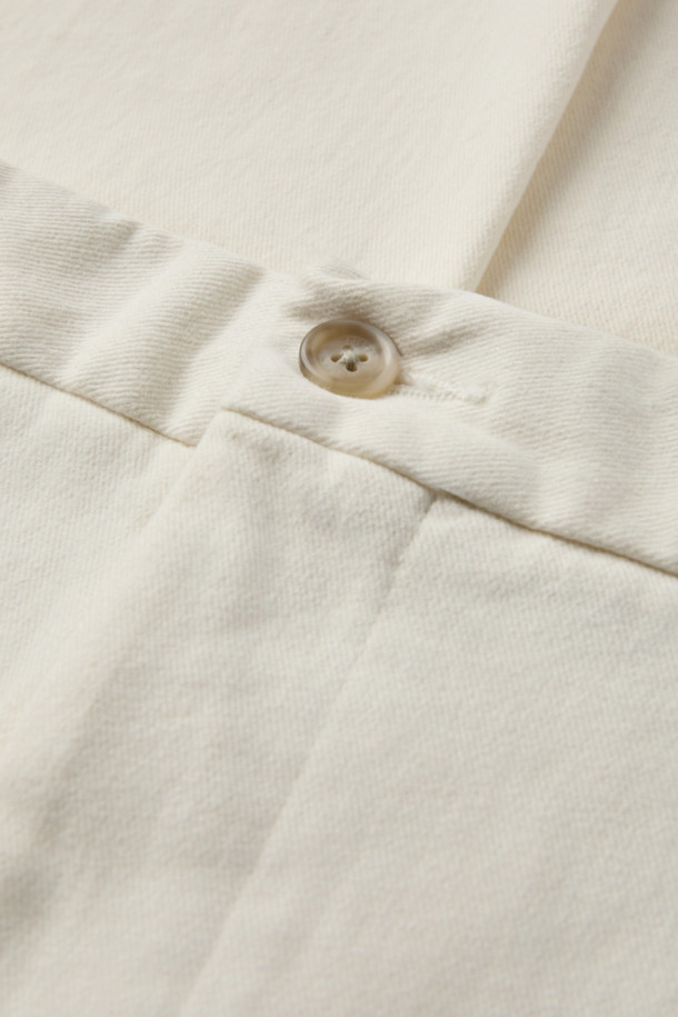 부드러운 브러시드 면 기모 소재로 제작되어 따뜻하고 편안한 착용감을 선사하는 브러시드 데일리 치노 팬츠입니다. 다크그레이와 아이보리 두 가지 색상으로 출시되어, 겨울철 어떤 스타일에도 잘 어울리는 활용도를 자랑합니다. 슬림핏 디자인에 뒷밴딩 처리로 편안함을 더했으며, 피치 가공과 코튼 스트레치 원단으로 활동성을 높였습니다. 미니멀하고 베이직한 디자인으로 겨울 데일리룩, 출근룩, 모임룩 등 다양한 TPO에 매치하기 좋습니다.
