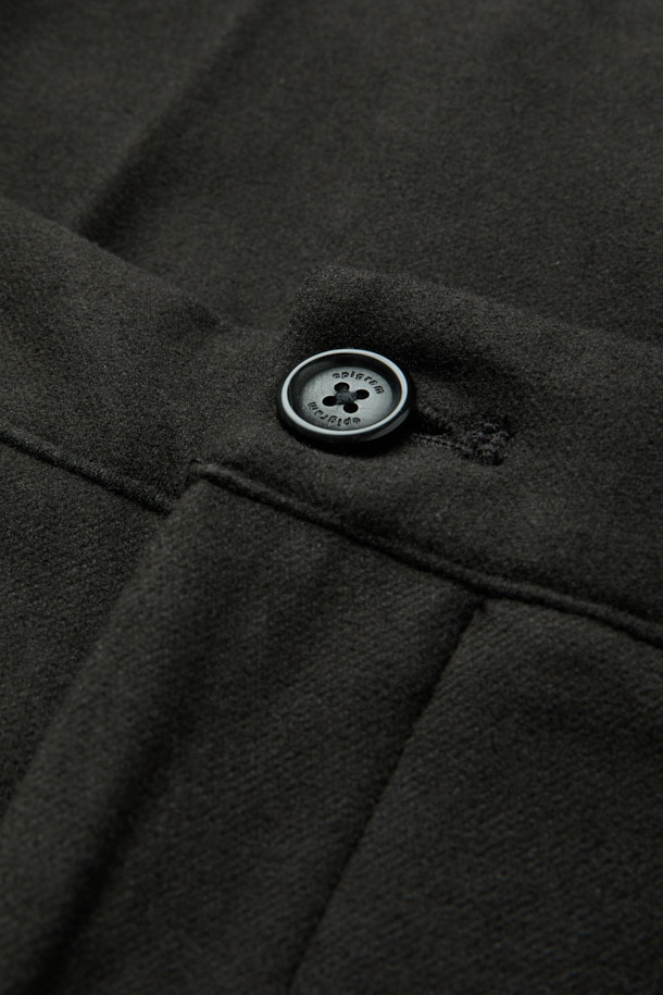 **울블렌디드 스트레이트 팬츠**는 겨울철 포멀하고 시크한 스타일을 완성하는 슬랙스입니다. 부드럽고 포근한 울 소재에 피치 가공을 더해 고급스러운 촉감을 선사하며, 블랙과 카키 두 가지 색상으로 출시되었습니다. 컴포트핏 스트레이트 실루엣과 뒷밴딩, 신축성 있는 소재로 편안한 착용감을 제공합니다. 지퍼 플라이와 버튼 클로저 디테일이 있으며, 데일리룩, 출근룩, 비즈니스 캐주얼, 모임룩 등 다양한 TPO에 활용 가능합니다. 클래식, 미니멀 스타일을 즐기는 분들께 추천합니다.
