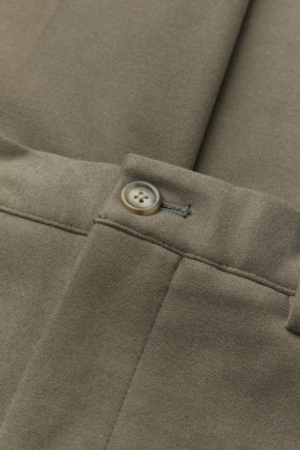 부드럽고 포근한 울 소재의 울블렌디드 스트레이트 팬츠입니다. 블랙과 카키 두 가지 색상으로 출시되어 다양한 상의와 손쉽게 매치할 수 있습니다. 쌀쌀한 겨울 날씨에도 따뜻하게 착용할 수 있도록 두꺼운 두께감으로 제작되었으며, 피치 가공을 통해 한층 더 부드러운 촉감을 선사합니다. 뒷밴딩 처리와 신축성 있는 소재로 편안한 착용감을 제공하며, 데일리룩부터 출근룩, 비즈니스 캐주얼까지 폭넓게 활용 가능합니다. 클래식하고 미니멀한 디자인으로 유행을 타지 않고 오랫동안 즐겨 입을 수 있는 아이템입니다.
