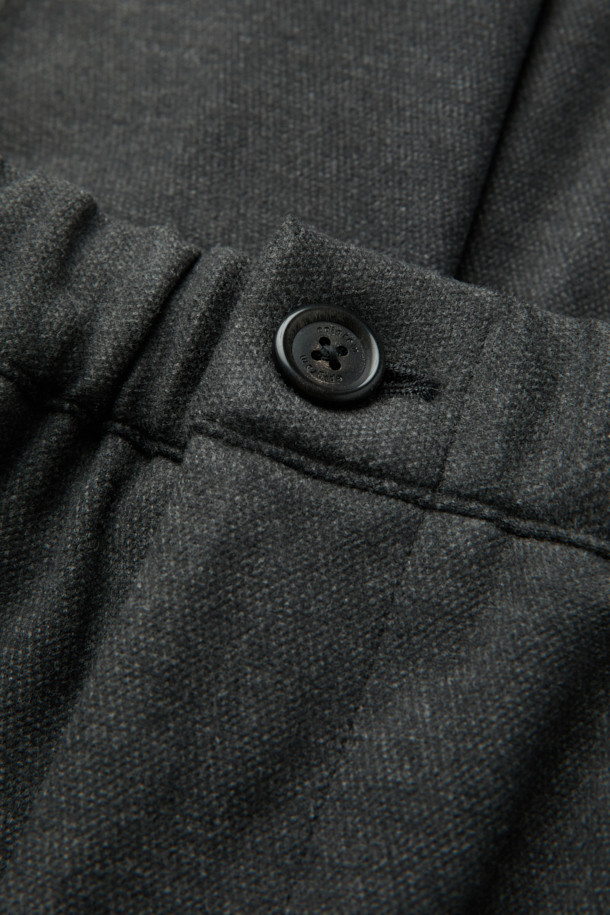 부드러운 울 소재로 제작되어 포근한 착용감을 선사하는 울블렌디드 와이드 팬츠입니다. 다크 그레이 컬러의 무지 디자인으로 미니멀하고 클래식한 분위기를 연출하며, 겨울철 일상룩에 적합합니다. 릴랙스 핏에 전체 밴딩으로 편안함을 더했으며, 스트링 디테일과 지퍼 플라이, 버튼 클로저로 깔끔한 마무리를 보여줍니다. 두꺼운 두께감과 보온성으로 한겨울에도 따뜻하게 착용 가능하며, 뛰어난 신축성으로 활동성을 보장합니다. 출근룩, 비즈니스 캐주얼, 모임룩 등 다양한 TPO에 활용하여 시크하고 세련된 스타일을 완성해 보세요.
