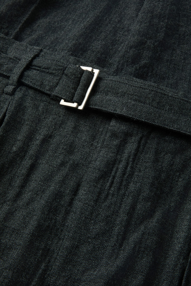 세련된 무드의 울 크리즈 와이드 팬츠입니다. 헤링본 패턴의 울 소재로 제작되어 부드러운 촉감과 뛰어난 보온성을 자랑하며, 가을과 겨울에 적합합니다. 허리 뒷면 밴딩과 탈부착 가능한 벨트, 투턱 디테일로 편안하면서도 클래식한 실루엣을 연출합니다. 와이드핏으로 트렌디함을 더하여 출근룩, 오피스룩, 겨울 데일리룩 등 다양한 스타일에 활용하기 좋습니다. 미니멀하고 시크한 스타일을 선호하는 분들께 추천합니다.
