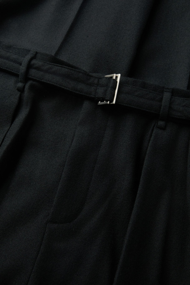 부드러운 울 소재의 블랙 컬러 울 벨트 와이드 팬츠입니다. 탈부착 가능한 벨트와 투턱 디테일이 특징이며, 은은한 광택으로 세련된 무드를 연출합니다. 넉넉한 루즈핏과 두꺼운 두께감으로 겨울철에도 따뜻하게 착용 가능하며, 출근룩, 데일리룩, 오피스룩 등 다양한 TPO에 활용하기 좋습니다. 클래식, 미니멀, 시크 스타일을 즐겨 입는 분들께 추천합니다.
