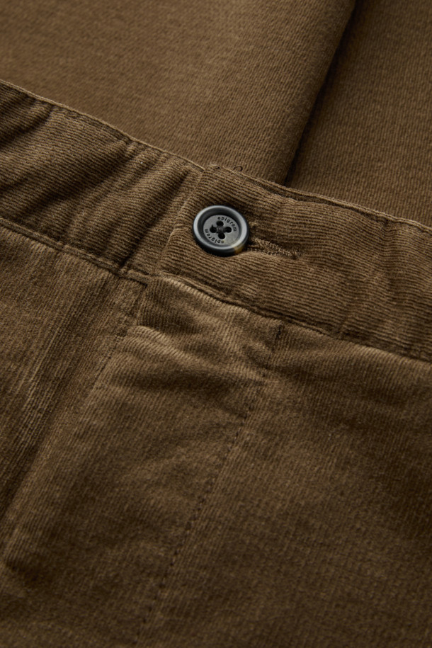 부드러운 브러시드 코튼 소재의 위켄드 팬츠입니다. 겨울 시즌에 적합하며, 베이직하고 캐주얼한 스타일을 연출합니다. 톤 다운된 브라운 컬러의 긴 기장, 테이퍼드 핏으로 세련된 핏을 선사합니다. 뒷면 허리 밴딩과 스트레치 원단으로 편안한 착용감을 제공하며, 원턱 디테일과 입체적인 실루엣으로 완성도를 높였습니다. 데일리룩, 출근룩으로 활용하기 좋은 아이템입니다.
