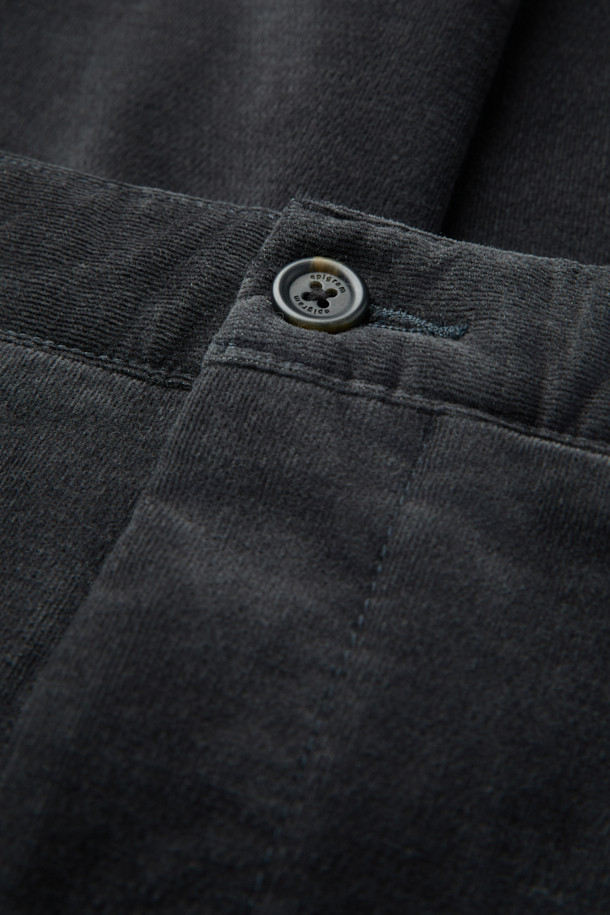 부드러운 브러시드 코튼 소재로 제작되어 포근한 착용감을 선사하는 '브러시드 코튼 위켄드 팬츠'입니다. 허벅지 부분에 여유를 주어 편안한 활동성을 제공하며, 뒷면 허리 밴딩으로 더욱 안정감 있는 핏을 연출합니다. 베이직한 디자인에 원턱 디테일을 더해 클래식하면서도 미니멀한 스타일을 완성합니다. 벨벳 터치 가공으로 부드러운 촉감을 느낄 수 있으며, 데일리룩부터 출근룩, 비즈니스 캐주얼까지 폭넓게 활용 가능합니다. 겨울철, 따뜻하고 스타일리시한 코디를 위한 필수 아이템입니다.
