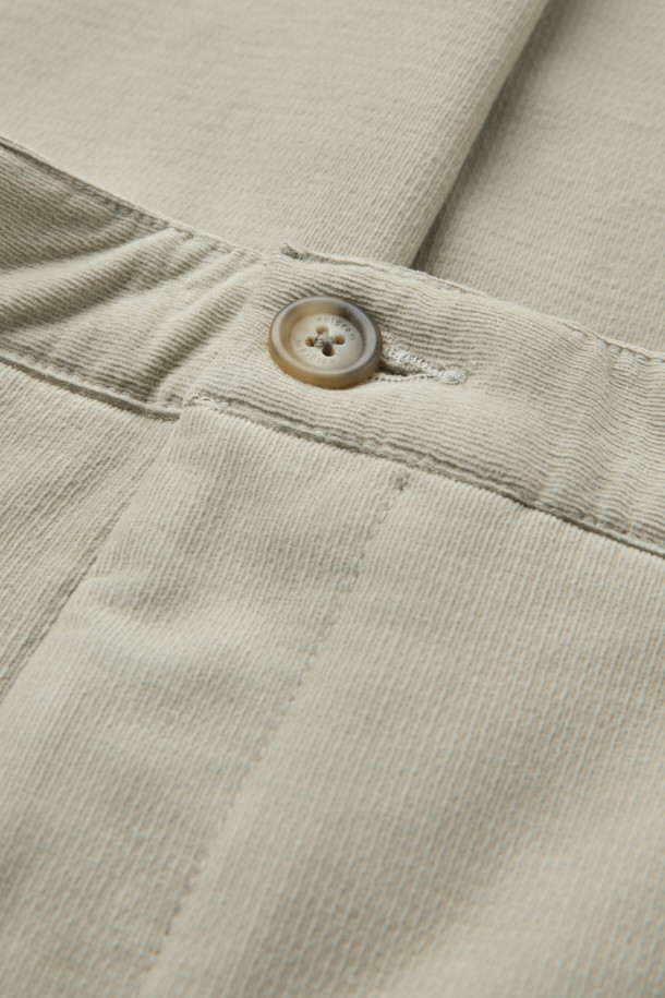 부드러운 브러시드 코튼 소재로 제작되어 포근한 착용감을 선사하는 브러시드 코튼 릴렉스 팬츠입니다. 다크 네이비, 다크 브라운, 라이트 베이지 세 가지 색상으로 출시되어 데일리룩과 비즈니스 캐주얼, 출근룩에 모두 잘 어울립니다. 릴렉스핏과 와이드핏으로 편안함을 강조했으며, 벨벳 터치 가공과 스트레치 원단으로 활동성을 높였습니다. 뒷밴딩 처리와 원턱 디테일, 고밀도 코튼 소재로 완성되어 미니멀, 클래식한 스타일을 연출하기 좋습니다.
