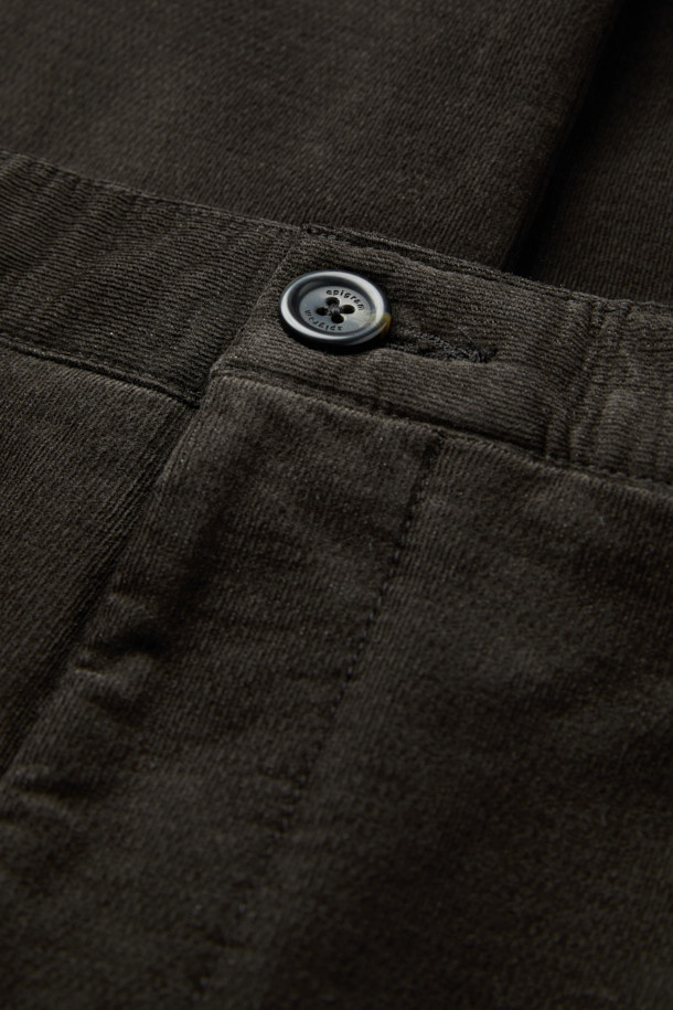 부드러운 벨벳 터치 가공으로 포근한 착용감을 선사하는 브러시드 코튼 릴렉스 팬츠입니다. 다크 네이비, 다크 브라운, 라이트 베이지 세 가지 색상으로 출시되어 데일리룩부터 비즈니스 캐주얼까지 폭넓게 활용 가능합니다. 릴렉스 핏과 와이드 실루엣으로 편안함을 강조했으며, 뒷밴딩 처리로 활동성을 높였습니다. 넉넉한 핏과 원턱 디테일이 멋스러운 스타일을 연출하며, 스트레치 소재를 사용하여 편안한 착용감을 제공합니다. 겨울 시즌, 클래식, 미니멀, 캐주얼 등 다양한 스타일을 즐기기에 좋은 치노 팬츠입니다.
