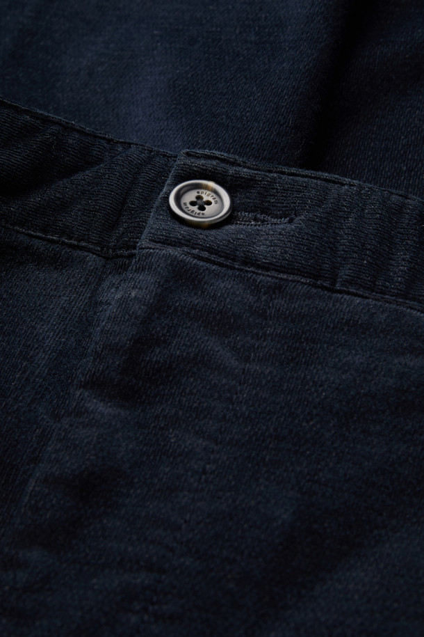 부드러운 브러시드 코튼 소재로 제작되어 포근한 착용감을 선사하는 브러시드 코튼 릴렉스 팬츠입니다. 다크 네이비, 다크 브라운, 라이트 베이지 세 가지 색상으로 출시되어, 데일리룩부터 비즈니스 캐주얼까지 폭넓게 활용 가능합니다. 릴렉스 핏과 와이드 실루엣으로 편안함을 강조했으며, 뒷밴딩과 원턱 디테일로 활동성을 높였습니다. 벨벳 터치와 고밀도 소재, 스트레치 기능으로 고급스러운 착용감을 경험할 수 있는 겨울철 머스트 해브 아이템입니다. 클래식, 미니멀, 캐주얼 스타일을 즐기는 분들께 추천합니다.
