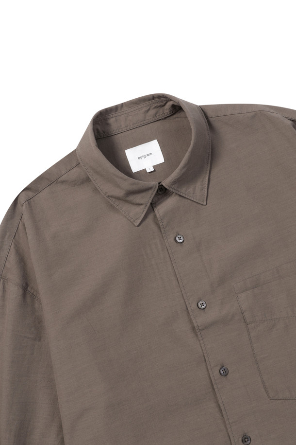 울 블렌디드 오버핏 셔츠는 부드러운 촉감의 울, 코튼, 텐셀 혼방 소재로 제작되어 편안한 착용감을 선사합니다. 다크그레이, 라이트그레이, 브라운 세 가지 색상으로 출시되었으며, 간절기와 초겨울에 적합합니다. 여유로운 핏과 넉넉한 기장감, 간결한 스티치, 미니멀한 디자인이 특징이며, 자연스러운 드레이프가 멋스러운 실루엣을 연출합니다. 출근룩, 비즈니스 캐주얼, 모임룩 등 다양한 TPO에 활용 가능하며, 미니멀, 클래식, 시크 스타일을 즐기는 분들께 추천합니다.
