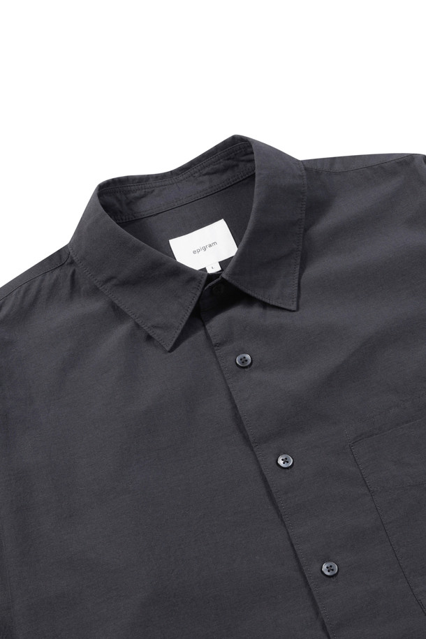 울 블렌디드 오버핏 셔츠는 부드러운 촉감의 울, 코튼, 텐셀 혼방 소재로 제작되어 가을과 초겨울에 적합합니다. 라이트그레이, 브라운, 다크그레이 세 가지 색상으로 만나볼 수 있으며, 여유 있는 핏과 기장감, 간결한 스티치가 돋보이는 미니멀한 디자인이 특징입니다. 칼라 넥 라인과 긴 소매 기장으로 깔끔한 실루엣을 연출하며, 출근룩, 비즈니스 캐주얼, 겨울 데일리룩 등 다양한 TPO에 활용 가능합니다. 미니멀, 클래식, 시크한 스타일을 선호하는 남성 고객에게 적합한 아이템입니다.
