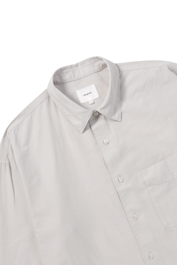 울 블렌디드 오버핏 셔츠는 부드러운 촉감의 울, 코튼, 텐셀 혼방 소재로 제작되어 간절기부터 초겨울까지 착용하기 좋습니다. 라이트 그레이, 브라운, 다크 그레이 세 가지 색상으로 출시되었으며, 여유 있는 오버핏과 레귤러 기장으로 편안한 착용감을 선사합니다. 간결한 스티치와 자연스러운 드레이프 디테일이 특징이며, 두꺼운 두께감으로 실용성을 더했습니다. 미니멀하고 시크한 스타일로, 출근룩, 겨울 데일리룩, 비즈니스 캐주얼 등 다양한 TPO에 활용 가능합니다. 클래식한 무드를 연출하기에도 좋습니다.
