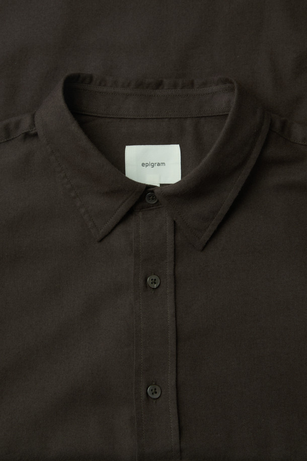 가을, 겨울 시즌에 어울리는 남성용 오버핏 솔리드 셔츠입니다. 브라운, 화이트 두 가지 색상으로 출시되었으며, 차이나칼라 디자인으로 캐주얼, 미니멀, 클래식한 스타일을 연출할 수 있습니다. 부드러운 코튼, 레이온, 기모 소재 혼방으로 제작되어 포근한 착용감을 선사하며, 얇은 두께감으로 간절기에도 부담 없이 즐겨 입기 좋습니다. 여유 있는 품과 긴 소매 기장으로 편안함과 스타일을 모두 잡은 데일리 셔츠입니다.
