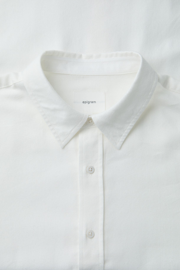 부드러운 촉감의 오버핏 솔리드 셔츠입니다. 면, 레이온, 기모 혼방 소재로 가을, 겨울에 따뜻하게 착용하기 좋습니다. 베이직한 디자인에 무지 패턴으로 어떤 스타일에도 잘 어울리며, 레귤러 기장으로 편안하게 입을 수 있습니다. 데일리 셔츠로, 출근룩이나 가을 나들이룩 등 폭넓게 활용 가능합니다. 브러싱 가공으로 포근함을 더했으며, 미니멀, 클래식, 캐주얼 스타일을 연출하기에 좋습니다. 화이트, 브라운 두 가지 색상으로 만나보세요.
