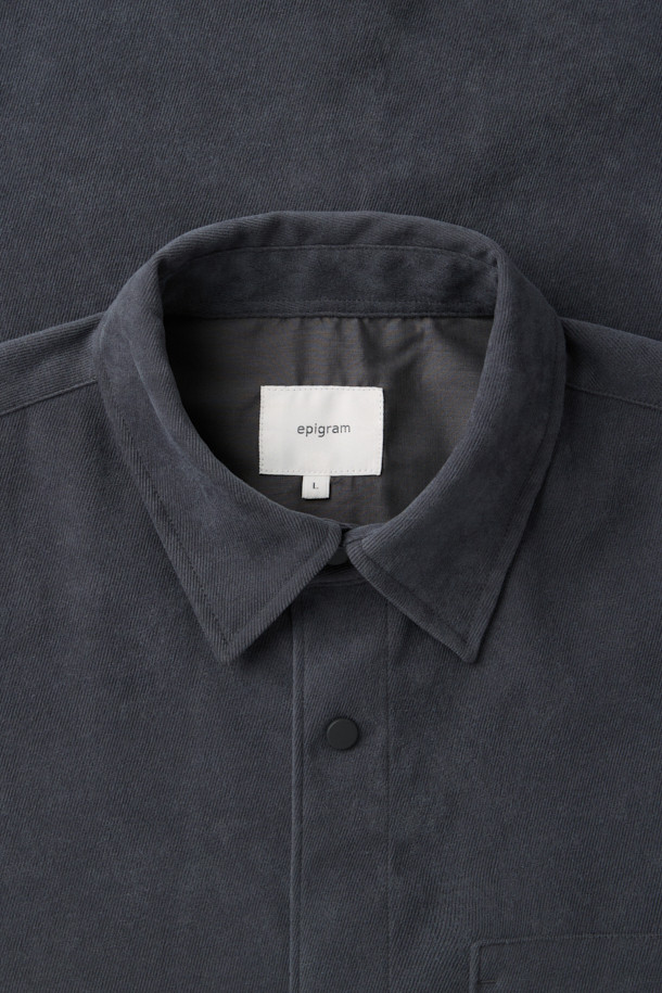 미니멀한 디자인이 돋보이는 남성용 오버핏 셔츠입니다. 블랙 컬러의 무지 셔츠로, 간절기에 착용하기 적합하며, 부드러운 촉감의 폴리우레탄 소재로 제작되었습니다. 아우터형 셔츠로 활용 가능하며, 브러싱 가공과 트윌 조직으로 고급스러움을 더했습니다. 넉넉한 핏과 아웃포켓 디자인으로 편안함과 스타일리시함을 동시에 잡았습니다. 데이트룩, 카페룩 등 다양한 상황에서 미니멀, 클래식, 시크한 스타일을 연출할 수 있습니다.
