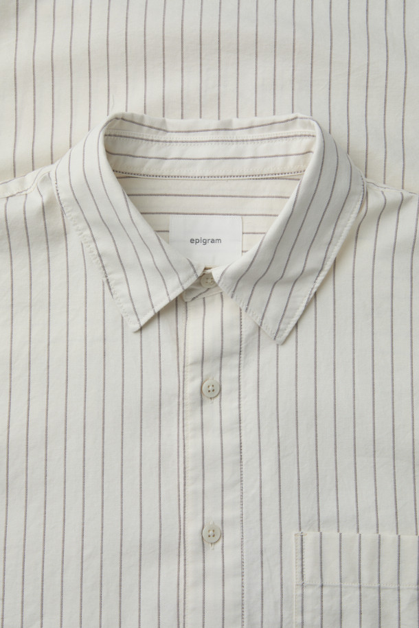 부드러운 옥스포드 코튼 소재로 제작된 남성용 옥스포드 스트라이프 셔츠입니다. 다크 브라운 핀 스트라이프 패턴과 화이트, 브라운 두 가지 색상으로 출시되어 클래식하면서도 베이직한 무드를 연출합니다. 30수 원단의 코튼 100%로 제작되어 봄, 가을 시즌에 적합하며, 여유 있는 오버핏으로 편안한 착용감을 선사합니다. 카라 디자인과 긴 소매 기장으로 데이트룩, 오피스룩, 비즈니스 캐주얼 등 다양한 TPO에 활용 가능합니다. 미니멀하고 클래식한 스타일을 즐기는 남성분들께 추천합니다.
