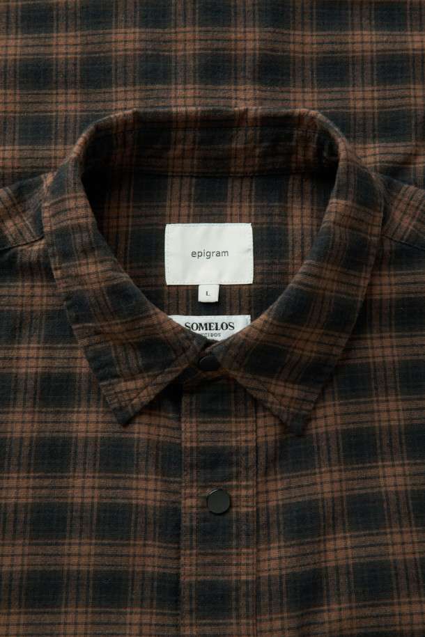 SOMELOS(소메로스) 체크 셔츠는 레드와 브라운 두 가지 컬러로 제공되며, 간절기에 따뜻한 터치감을 선사하는 부드러운 소재의 긴소매 셔츠입니다. 클래식하면서도 세련된 무드를 연출하며, 오버핏으로 제작되어 편안한 착용감을 제공합니다. 브러쉬 가공으로 부드러움을 더했으며, 레이어링이 가능하여 다양한 스타일링을 시도할 수 있습니다. 데이트룩, 가을 나들이룩에 활용하기 좋으며, 캐주얼, 미니멀 스타일을 즐겨 입는 분들께 추천합니다. 아우터로도 활용 가능하여 활용도가 높습니다.
