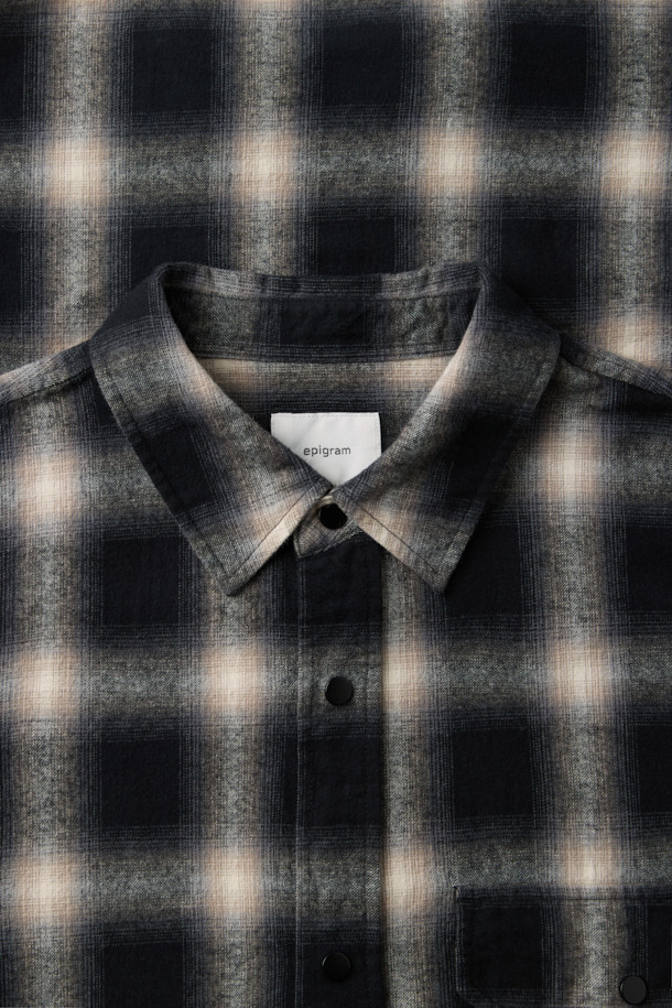 **옴브레 체크 셔츠**는 다크 네이비 컬러의 남성용 셔츠로, 가을과 초겨울에 적합합니다. 베이직한 스타일을 기반으로 하며, 오버핏의 레귤러 기장으로 편안한 착용감을 선사합니다. 코튼 100% 소재에 브러싱 가공을 더해 부드러운 촉감과 기모감을 느낄 수 있습니다. 플랩 포켓 디테일이 돋보이며, 체크와 옴브레 패턴이 조화롭게 어우러져 클래식, 캐주얼, 미니멀 룩 연출에 용이합니다. 가을 나들이룩, 겨울 데일리룩, 데이트룩 등 다양한 TPO에 활용할 수 있습니다.
