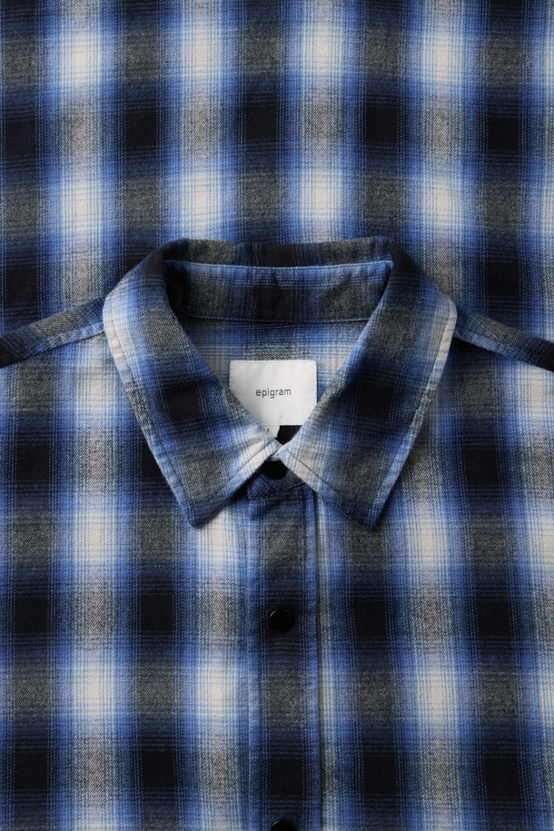 블루 옴브레 체크 셔츠는 부드러운 촉감의 면 100% 소재로 제작되어 가을, 초겨울에 따뜻하게 입을 수 있습니다. 캐주얼 스타일의 오버핏 셔츠로, 브러싱 가공과 기모감으로 포근함을 더했습니다. 셔츠형 아우터로도 활용 가능하며, 체크와 옴브레 패턴이 어우러져 트렌디한 느낌을 줍니다. 가을 나들이룩이나 겨울 데일리룩에 클래식, 미니멀 무드로 연출하기 좋습니다. 긴 소매 기장으로 다양한 스타일링이 가능합니다.
