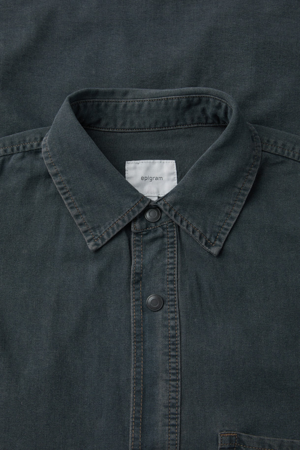 **그레이 워시드 데님 셔츠**는 캐주얼과 미니멀, 클래식 스타일을 아우르는 공용 데님 셔츠입니다. 8oz 데님 원단으로 제작되어 부드러운 촉감을 선사하며, 봄, 가을에 가볍게 걸치기 좋습니다. 오버핏에 칼라 디테일, 긴 소매 기장으로 편안한 착용감을 제공하며, 브라운 스티치 포인트가 돋보입니다. 동네 마실룩에 적합하며, 사이드 포켓과 앞판 포켓으로 실용성을 더했습니다.
