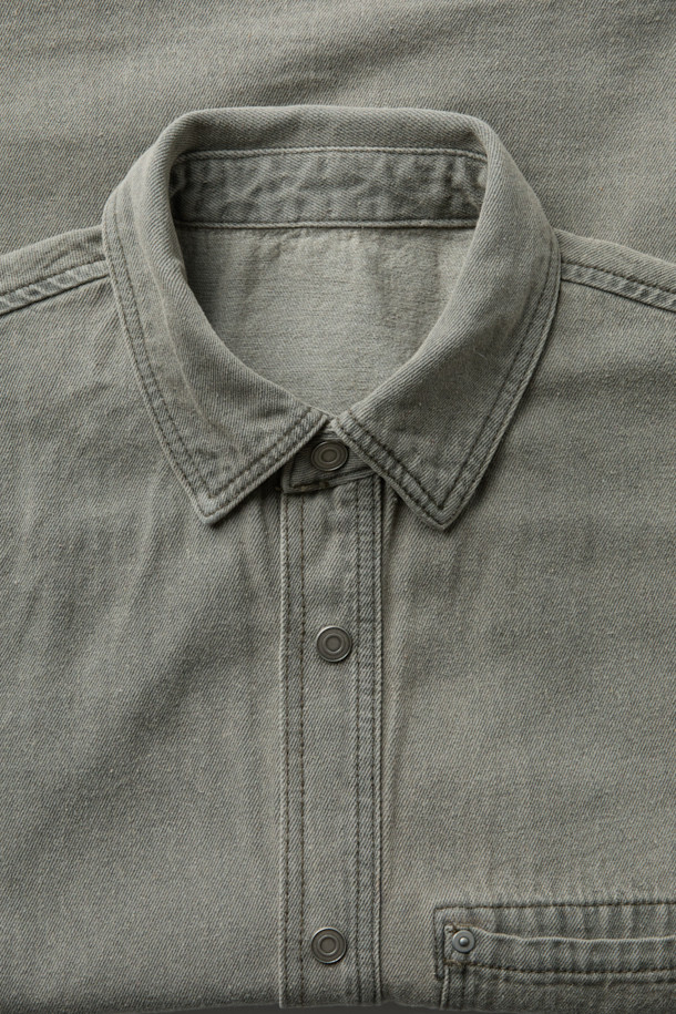 10oz 블랙 데님 소재의 워시드 컬러 데님 셔츠입니다. 오버핏과 루즈핏으로 편안한 착용감을 선사하며, 간절기와 초겨울에 적합한 두꺼운 두께감으로 제작되었습니다. 빈티지 스타일을 살린 워크웨어 디테일과 사이드 포켓, 아웃포켓, 보강 스티치, 리벳 디테일이 특징입니다. 탄탄하면서도 유연한 촉감의 데님 소재로 제작되어 내구성이 뛰어나며, 스냅 버튼 여밈 방식으로 간편하게 착용할 수 있습니다. 가을 나들이룩이나 겨울 데일리룩에 워크웨어, 캐주얼, 미니멀 스타일을 더해 멋을 낼 수 있습니다.
