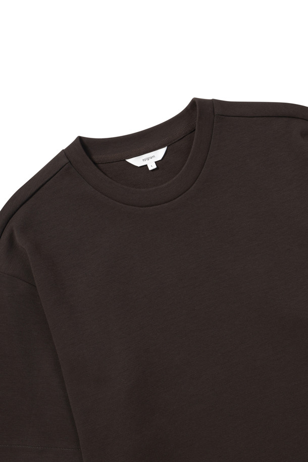 가을 나들이룩에 어울리는 더블페이스 반팔 티셔츠입니다. 톤 다운된 다크 브라운과 멜란지 라이트 그레이 컬러로 출시되었으며, 캐주얼, 미니멀, 클래식 스타일을 모두 소화합니다. 밀도감 있는 더블페이스 원단으로 제작되어 부드러운 촉감을 선사하며, 몸에 달라붙지 않아 편안하게 착용할 수 있습니다. 어깨와 품에 여유를 주어 활동성을 높였으며, 내구성이 뛰어나 오랫동안 즐겨 입을 수 있습니다. 세미오버핏으로 트렌디한 핏을 연출할 수 있는 무지 반팔 티셔츠입니다.
