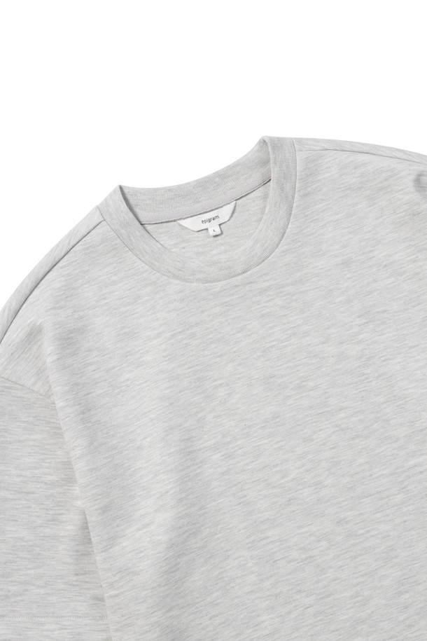 밀도감 있는 더블페이스 원단으로 제작되어 포근함이 느껴지는 반팔 티셔츠입니다. 멜란지 라이트 그레이, 다크 브라운 두 가지 색상으로 출시되었으며, 가을 시즌 일상복으로 활용하기 좋습니다. 세미 오버핏으로 어깨와 품에 여유가 있어 편안한 착용감을 선사합니다. 면 소재로 제작되어 부드러운 촉감을 자랑하며, 몸에 달라붙지 않아 쾌적하게 입을 수 있습니다. 캐주얼, 미니멀, 클래식 스타일을 즐기는 분들께 '동네 마실룩' 또는 '가을 나들이룩'으로 추천합니다.
