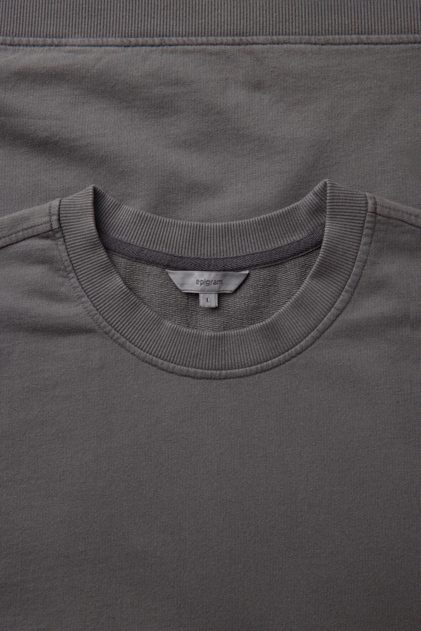 천연 염색 기법으로 은은한 멋을 더한 "천연다잉 스웻 반팔 티셔츠 (set-up)"입니다. 부드러운 면 소재의 루즈핏, 오버핏으로 편안한 착용감을 선사하며, 바이오 워싱 가공을 통해 자연스러운 질감을 살렸습니다. 라운드넥 디자인에 래글런 절개, 밑단 시보리, 로고 자수 디테일로 포인트를 주어 캐주얼, 미니멀, 클래식 스타일을 모두 소화할 수 있습니다. 동네 마실룩, 여행룩 등 다양한 TPO에 활용 가능하며, 셋업으로도 연출하여 스타일리시함을 더할 수 있습니다. 봄, 여름 시즌에 시원하게 즐길 수 있는 데일리 티셔츠입니다.
