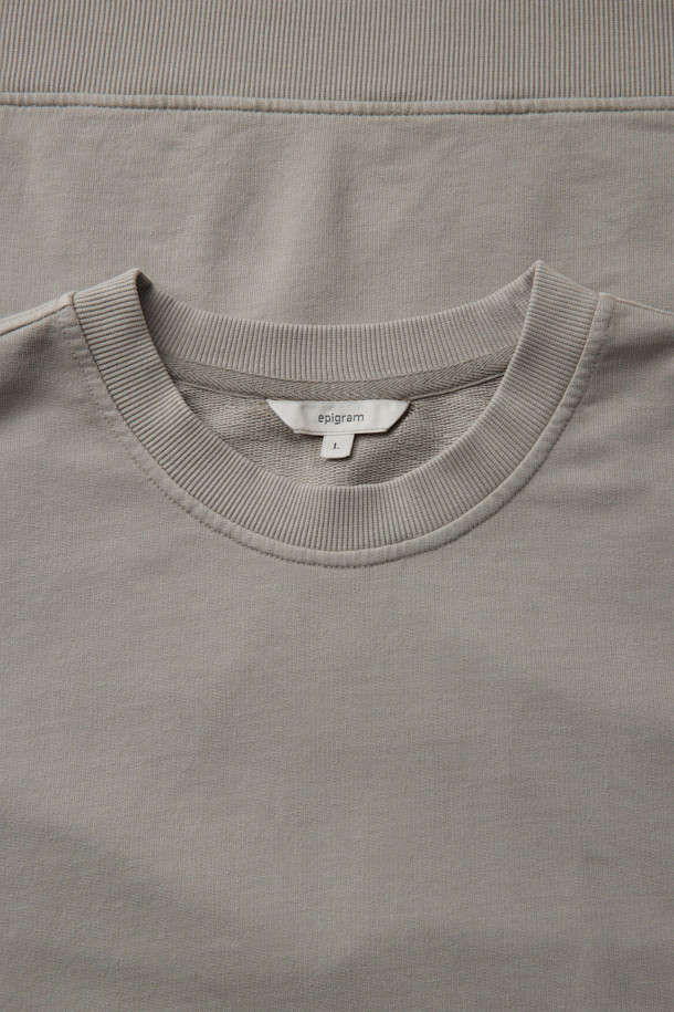 천연 염색으로 은은한 멋을 더한 '천연다잉 스웻 반팔 티셔츠'입니다. 석류와 오배자 염색 기법을 사용하여 자연스러운 컬러감을 연출하며, 부드러운 면 소재로 제작되어 편안한 착용감을 선사합니다. 루즈핏과 오버핏의 넉넉한 실루엣, 래글런 절개, 밑단 시보리, 블루종 스타일의 디자인이 돋보입니다. 로고 자수 디테일로 포인트를 더했으며, 셋업으로도 활용 가능하여 캐주얼하고 미니멀한 스타일을 완성할 수 있습니다. 봄, 여름 시즌 데일리룩은 물론, 동네 마실, 산책, 여행 등 다양한 TPO에 활용하기 좋습니다.
