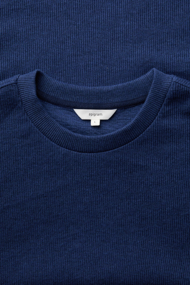 부드러운 촉감이 돋보이는 니티드 라운드넥 티셔츠입니다. 가을, 겨울 시즌 데일리룩, 집콕룩, 산책룩에 활용하기 좋은 베이직 스타일의 오버핏 긴소매 티셔츠입니다. 멜란지 패턴의 아이보리, 다크 그린, 블루 3가지 색상으로 만나보세요. 양면 텍스처 소재에 사카리바 조직, 코마사 코튼, BIO 효소 가공으로 제작되어 고급스러운 퀄리티를 자랑합니다. 밑단 트임 디테일로 활동성을 더했습니다. 미니멀, 캐주얼, 클래식 스타일을 즐겨 입는 분들께 추천합니다.
