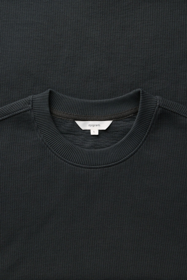 **니티드 라운드넥 티셔츠**

가을, 겨울 시즌에 어울리는 니티드 라운드넥 티셔츠입니다. 아이보리, 다크그린, 블루 세 가지 색상으로 출시되었으며, 데일리룩에 활용하기 좋습니다. 부드러운 촉감의 면 소재에 멜란지 패턴을 적용하여 포근한 느낌을 선사하며, 오버핏과 긴소매 디자인으로 편안한 착용감을 제공합니다. 사카리바 조직과 BIO 효소 가공을 거쳐 완성도를 높였으며, 밑단 트임 디테일로 활동성을 더했습니다. 캐주얼, 미니멀, 클래식 스타일을 즐겨 입는 분들께 추천합니다.
