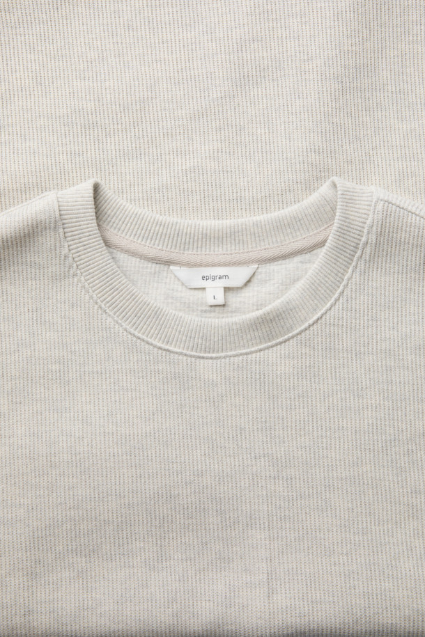 부드러운 촉감의 면 소재로 제작된 니티드 라운드넥 티셔츠입니다. 가을, 겨울 시즌에 어울리는 긴 소매 기장의 오버핏 디자인으로, 베이직한 스타일을 연출합니다. 멜란지 패턴의 아이보리, 다크그린, 블루 세 가지 색상으로 출시되었습니다. 양면 텍스처 소재와 사카리바 조직, BIO 효소 가공으로 제작되어, 밑단 트임 디테일이 특징입니다. 겨울 데일리룩, 집콕룩, 산책룩 등 다양한 TPO에 미니멀, 캐주얼, 클래식 스타일로 활용하기 좋습니다.
