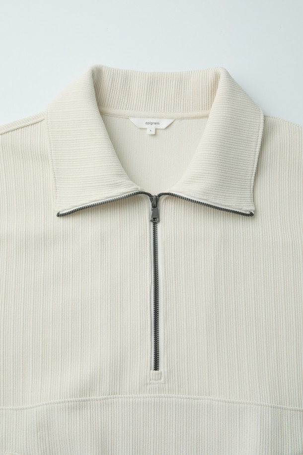 부드러운 코듀로이 소재로 제작된 남성용 집업 맨투맨입니다. 오버핏으로 트렌디한 스타일을 연출하며, 드롭숄더와 밑단 E-밴드로 편안한 착용감을 선사합니다. 하프넥 디자인과 두꺼운 두께감으로 가을, 겨울철 따뜻하게 입을 수 있습니다. 무지 디자인에 스트링 디테일을 더해 캐주얼하고 미니멀한 스타일을 완성하며, 데일리룩, 집콕룩, 산책룩 등 다양한 TPO에 활용하기 좋습니다. 화이트, 아이보리 두 가지 색상으로 만나보세요.
