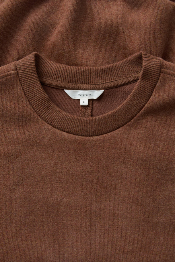 사카리바 오버핏 절개 맨투맨은 부드러운 촉감의 사카리바 소재를 사용하여 겨울에도 따뜻하게 착용할 수 있습니다. 멜란지 원사를 사용한 차콜, 라이트카키, 브라운 세 가지 색상으로 출시되었으며, 두꺼운 두께감과 밀도 높은 조직감으로 보온성을 높였습니다. 등판 절개 디테일과 블루종 스타일 밑단이 특징이며, 미니멀, 클래식, 캐주얼 등 다양한 스타일을 소화할 수 있습니다. 넉넉한 오버핏으로 편안한 착용감을 선사하며, 라운드넥과 긴소매 디자인으로 겨울 데일리룩, 집콕룩, 산책룩에 적합합니다. 
