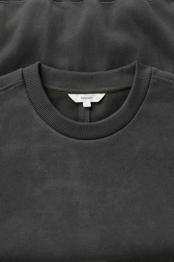 사카리바 소재로 제작된 오버핏 절개 맨투맨입니다. 부드러운 피치 터치감과 밀도 높은 조직감으로 겨울철에도 따뜻하게 착용 가능합니다. 멜란지 원사를 사용하여 은은한 멋을 더했으며, 넉넉한 오버핏으로 편안한 착용감을 제공합니다. 블루종 스타일 밑단과 등판 절개 디테일이 특징이며, 라운드넥과 긴소매, 차콜, 라이트카키, 브라운 세 가지 색상으로 만나보실 수 있습니다. 미니멀, 클래식, 캐주얼 스타일 모두 소화 가능하며, 겨울 데일리룩, 집콕룩, 산책룩에 활용하기 좋습니다.
