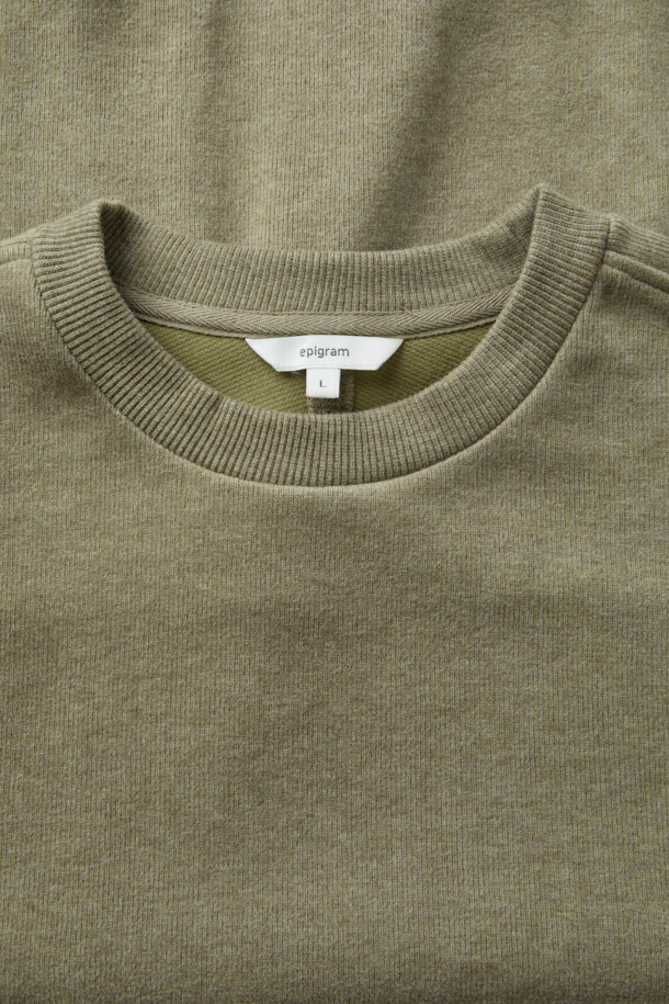 사카리바 오버핏 절개 맨투맨은 부드러운 피치 터치감과 멜란지 원사를 사용하여 포근함을 더한 겨울철 필수 아이템입니다. 밀도 높은 조직감과 보온성이 우수하며, 툭 떨어지는 오버핏으로 편안한 착용감을 선사합니다. 블루종 스타일의 밑단과 등판 절개 디테일로 포인트를 주고, 라운드넥과 긴 소매, 리브 마감으로 깔끔하게 마무리했습니다. 차콜, 라이트카키, 브라운 세 가지 색상으로 출시되어 미니멀, 캐주얼, 클래식 등 다양한 스타일을 연출할 수 있으며, 겨울 데일리룩, 집콕룩, 산책룩에 모두 잘 어울립니다.
