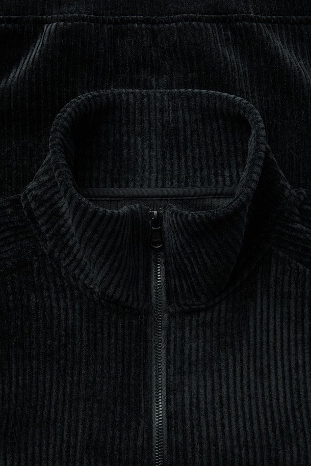 LEOMASTER(레오마스터) 코듀로이 저지 집업은 가을과 겨울 시즌을 위한 미니멀하고 캐주얼한 무드의 상의입니다. 부드러운 촉감의 코듀로이와 저지 소재를 사용했으며, 하이넥 디자인과 은은한 광택감이 특징입니다. 래글런 소매와 블루종 실루엣, 메탈 2WAY 지퍼, 사이드 포켓 디테일로 실용성을 더했습니다. 오버핏으로 편안하게 착용 가능하며, 데일리룩이나 동네 마실룩 등 다양한 TPO에 활용하기 좋습니다. 블랙 컬러의 무지 디자인으로 미니멀, 캐주얼, 클래식 스타일을 모두 소화할 수 있습니다.
