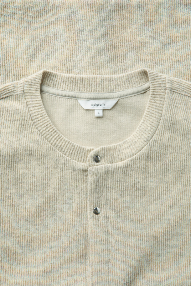 부드러운 울 소재로 제작되어 포근한 착용감을 선사하는 울저지 라운드 가디건입니다. 베이지 색상으로 어떤 룩에도 매치하기 쉬우며, 가을, 겨울 시즌 데일리룩과 카페룩에 활용하기 좋습니다. 미니멀한 스타일을 추구하는 분들께 추천하며, 오버핏 디자인으로 편안한 착용감을 제공합니다. 사이드 포켓과 반래글런 소매 디테일, 블루종 밑단으로 포인트를 더했습니다. 버튼 여밈 방식으로 간편하게 착용할 수 있습니다.
