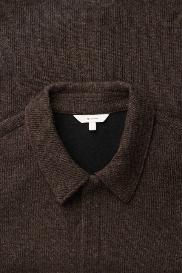 부드러운 울 소재의 남성용 브라운 컬러 울저지 카라 집업 가디건입니다. 가을과 겨울, 두 계절에 걸쳐 활용하기 좋은 두꺼운 두께감과 오버핏으로 제작되었습니다. 미니멀하고 베이직한 스타일로, 히든 지퍼와 사이드 포켓 디테일이 돋보입니다. 데이트룩, 카페룩 등 다양한 TPO에 매치하여 클래식하면서도 캐주얼한 분위기를 연출할 수 있습니다. 긴 소매 기장과 카라 플라켓 디자인으로 포인트를 더했습니다.
