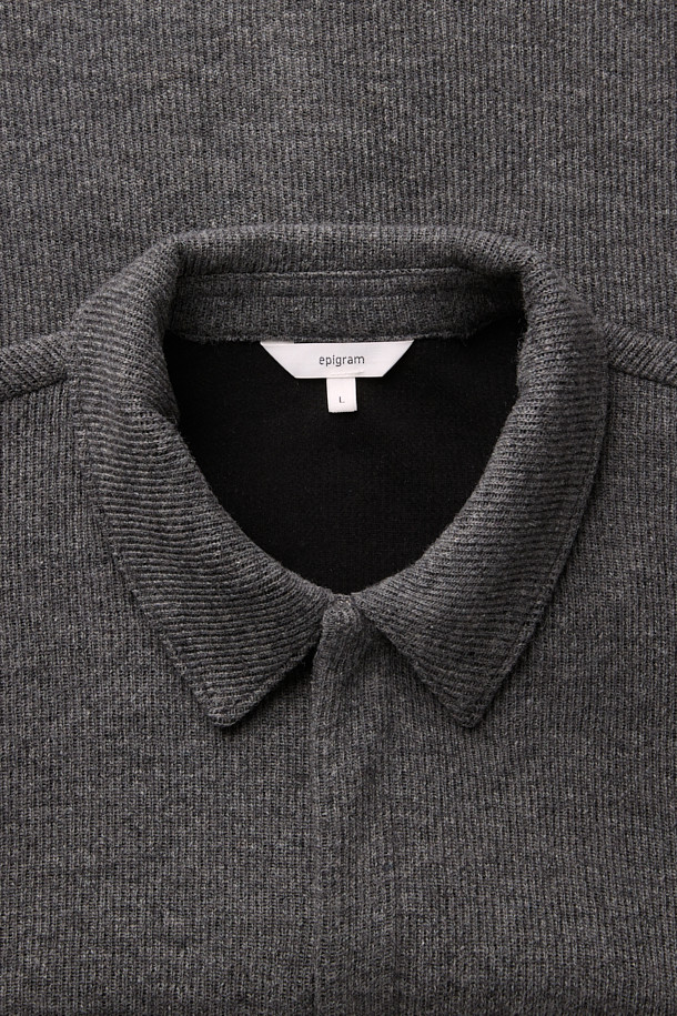 부드러운 울 소재의 남성용 울저지 카라 집업 가디건입니다. 포근한 두께감과 긴 소매 기장으로 가을, 겨울철 데일리룩에 활용하기 좋습니다. 미니멀하고 베이직한 스타일의 무지로, 히든 지퍼와 카라 플라켓, 사이드 포켓 디테일이 특징입니다. 오버핏으로 편안하게 착용 가능하며, 울 블렌디드 니트 조직으로 제작되어 신축성 또한 뛰어납니다. 집콕룩, 카페룩 등 다양한 TPO에 맞춰 클래식하고 캐주얼하게 연출해보세요.
