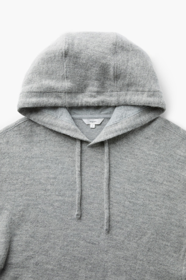 부드러운 울 블렌디드 소재의 후드 티셔츠입니다. 라이트 그레이와 멜란지 두 가지 색상으로 제공되며, 가을, 겨울철 일상에서 캐주얼하게 활용하기 좋습니다. 넉넉한 핏과 니트 짜임으로 편안함을 더하며, 레이어드하여 보온성을 높일 수 있습니다. 데일리룩, 집콕룩, 산책룩 등 다양한 TPO에 맞춰 미니멀하고 클래식한 스타일을 연출해보세요. 관리 또한 용이하여 실용적인 아이템입니다.
