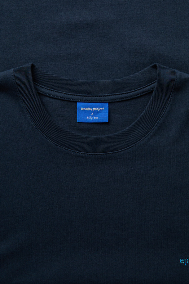 안동 쏠티드 매커럴 그래픽 티셔츠는 다크네이비와 화이트 두 가지 색상으로 출시되어, 봄, 여름, 가을 계절에 맞춰 일상생활에서 편안하게 착용할 수 있습니다. 루즈핏으로 제작되어 활동성을 높였으며, 부드러운 면 소재에 엔자임 및 실리콘 가공 처리를 더해 뛰어난 촉감을 선사합니다. 라운드넥과 반소매 디자인은 캐주얼한 스타일을 연출하며, 등판에는 독특한 나염 프린트가 돋보입니다. 드롭숄더, 리브 조직 마감, 바인딩 처리 등 섬세한 디테일로 완성도를 높였습니다.
