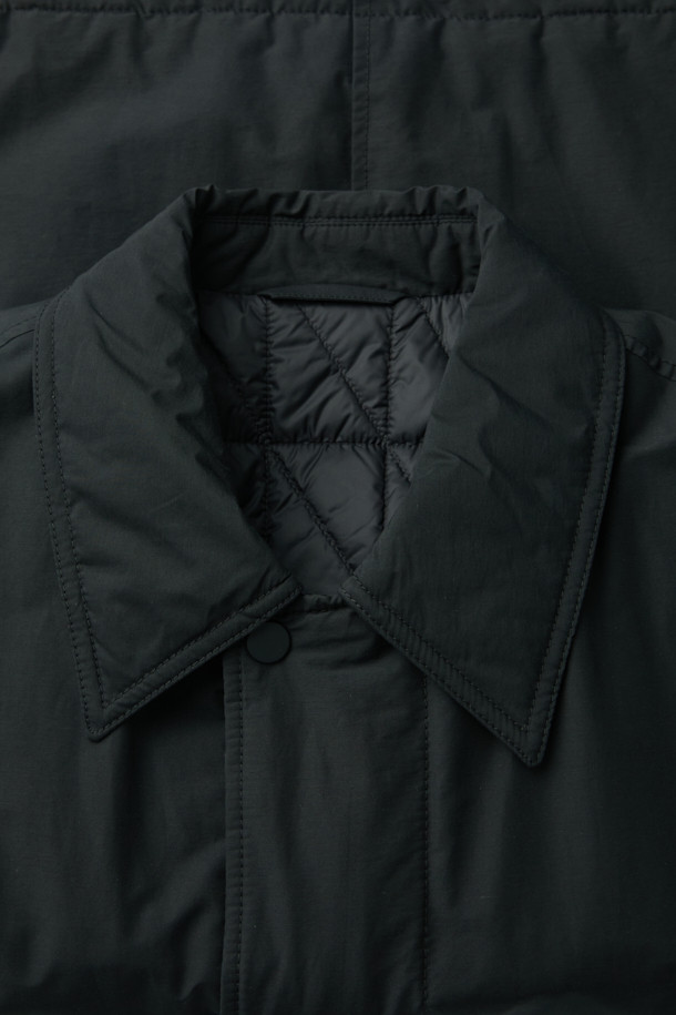 **셔츠형 패디드 점퍼**는 초겨울 날씨에 어울리는, 미니멀하고 클래식한 스타일의 남녀 공용 아우터입니다. 부드러운 면과 나일론 혼방 소재로 제작되어 편안한 촉감을 선사하며, 얇은 두께감으로 간절기에 가볍게 걸치기 좋습니다. 블랙 컬러의 무지 디자인에 드로우스트링 밑단, 큼직한 전면 포켓, 카라 디자인, 다트 및 패널 디테일이 더해져 세련된 실루엣을 연출합니다. 독일 프라우덴사의 컴포트템프(comfortemp) 패딩과 발수 가공으로 보온성과 기능성을 갖췄으며, 일상, 산책, 여행 등 다양한 TPO에 활용하기 좋습니다. 긴 소매와 루즈핏으로 편안함을 더했으며, 스냅과 히든 플래킷 여밈 방식으로 깔끔한 마무리를 선사합니다.
