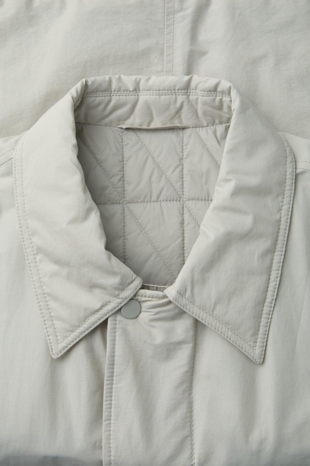 일상과 출근룩에 모두 잘 어울리는 셔츠형 패디드 점퍼입니다. 면과 나일론 혼방 소재로 제작되어 부드러운 촉감과 가벼운 착용감을 선사하며, 초겨울 날씨에 적합합니다. 셔츠 디자인에 히든 플래킷과 스냅 버튼 여밈 방식을 적용하여 클래식하고 미니멀한 스타일을 연출합니다. 독일 프라우덴사의 comfortemp 패딩 충전재와 생활 방수 기능, 드로우스트링 밑단, 큼직한 전면 포켓, 카라 디자인, 다트와 패널 디테일 등 다양한 특징을 갖추었습니다. 여유 있는 핏으로 편안함까지 더했습니다.
