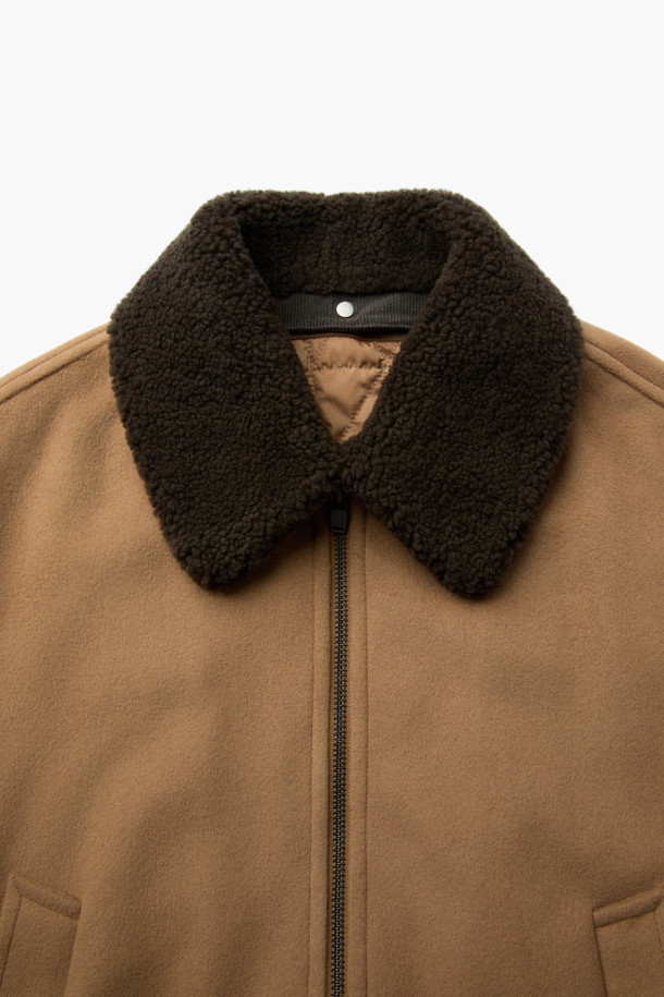 탈부착 퍼 카라 FUR (퍼) 디테쳐블 울 블루종 점퍼는 부드러운 메리노울과 울 소재로 제작되어 겨울철에도 따뜻하게 착용할 수 있습니다. 숏 기장의 볼륨감 있는 핏과 집업 여밈 방식으로 편안함을 더했으며, 클래식과 캐주얼 스타일 모두 소화 가능한 디자인입니다. 퀄팅 안감과 패딩 충전재는 보온성을 높이고, 니트 소매단과 밑단 마감으로 안정적인 착용감을 제공합니다. 은은한 광택감이 매력적인 이 블루종은 탈부착 가능한 퍼 카라로 다양한 스타일을 연출할 수 있습니다.
