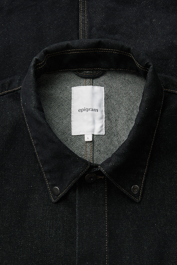 논페이드 스톤워싱 데님 초어 재킷은 남녀 모두 착용 가능한 아우터입니다. 클래식과 모던 스타일을 아우르는 디자인으로, 봄, 가을에 어울리는 중간 두께감의 데님 소재로 제작되었습니다. 한복 실루엣을 모티브로 한 독특한 디자인과 돌먼 슬리브, 다트 디테일, 패널 절개가 특징이며, 스톤워싱 가공을 통해 뻣뻣하지만 빈티지한 촉감을 살렸습니다. 넉넉한 오버핏과 루즈핏으로 편안한 착용감을 선사하며, 데이트룩에 완벽한 연출을 더합니다. 가슴 포켓과 사이드 포켓, 스냅 여밈 방식이 실용성을 더한 네이비 컬러의 데님 재킷입니다.
