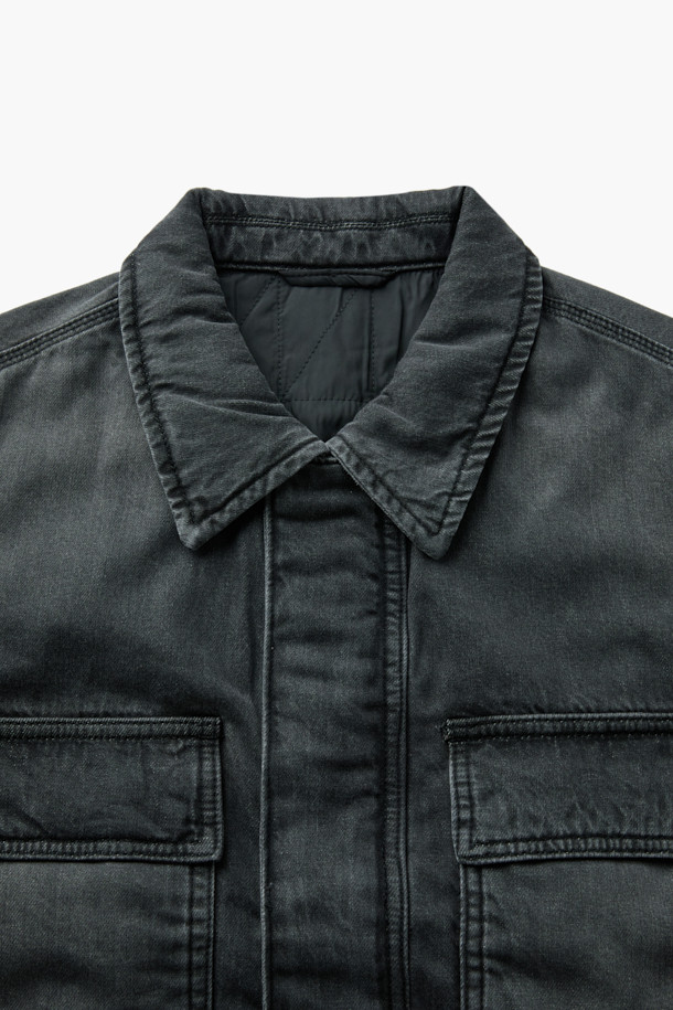 빈티지 워싱 데님 소재의 패디드 블루종 점퍼입니다. 넉넉한 오버핏으로 편안한 착용감을 선사하며, 초겨울까지 따뜻하게 입을 수 있는 두꺼운 두께감의 패딩 안감이 특징입니다. 플랩 포켓과 카라 디자인이 캐주얼하면서도 클래식한 분위기를 더합니다. 스냅 버튼과 히든 플래킷으로 깔끔하게 여밀 수 있으며, 블루 컬러가 어떤 옷에도 쉽게 매치되어 데일리룩으로 활용하기 좋습니다. 남녀 공용으로 착용 가능한 디자인입니다.
