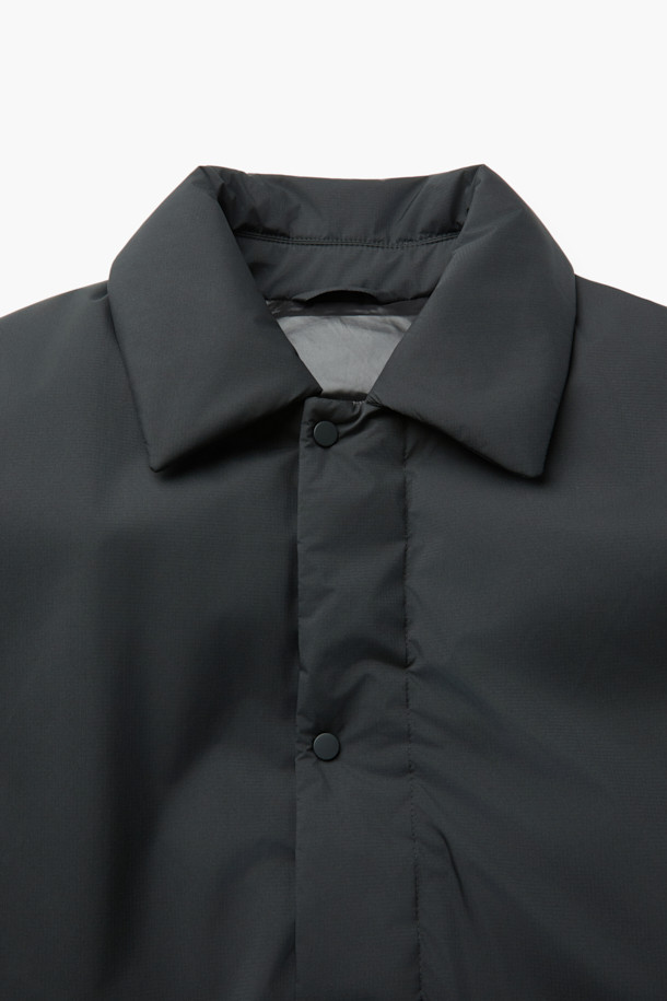 논퀼팅 숏 카라 다운은 미니멀하고 베이직한 스타일의 겨울철 필수 아우터입니다. 블랙 컬러의 무지 디자인으로, 출근룩과 여행룩 등 다양한 TPO에 활용하기 좋습니다. 숏 기장의 레귤러핏으로 제작되었으며, 버튼 여밈 방식과 부드러운 촉감이 특징입니다. 700~750 필파워의 다운 80%, 깃털 20% 충전재에 벨루어 기모 안감, 리브 니트 소매 안감으로 보온성을 높였습니다. 플랩 포켓, 사이드 포켓, 드로우스트링 밑단 등 실용적인 디테일과 방풍, 자외선 차단, 속건, 경량 기능을 갖춘 제품입니다.
