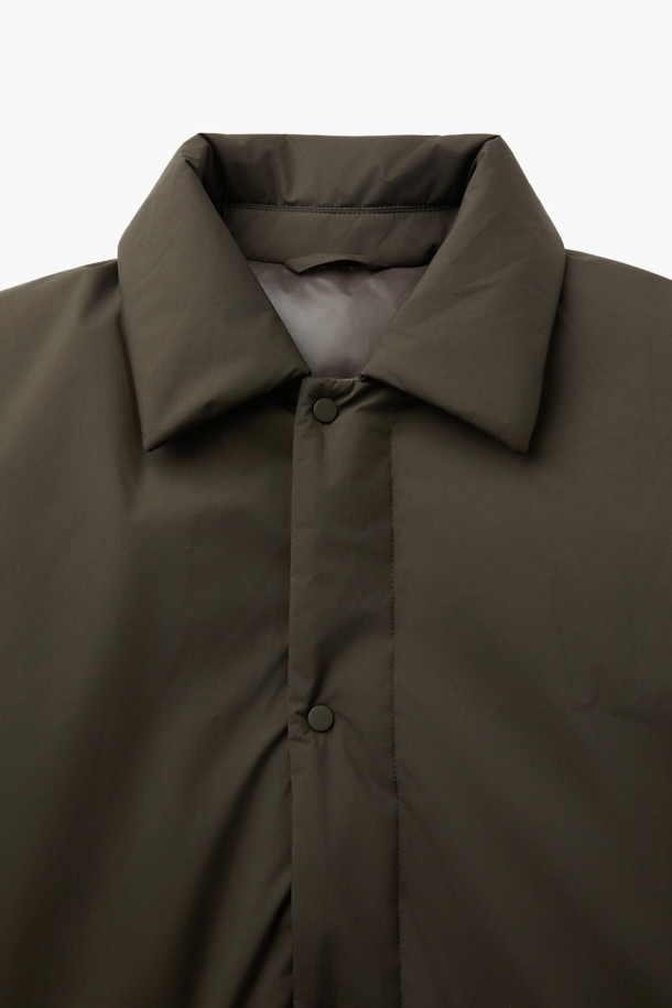 논퀼팅 숏 카라 다운은 미니멀하고 모던한 스타일의 겨울철 아우터입니다. 릴랙스핏으로 편안한 착용감을 제공하며, 두꺼운 두께감으로 뛰어난 보온성을 자랑합니다. 논퀼팅 디자인에 밑단 스트링, 플랩 포켓, 이중 포켓, 소매 리브 니트 등의 디테일이 돋보입니다. 다운 80%, 깃털 20%의 충전재와 기모 안감으로 따뜻함을 더하고, 방풍, 속건, 자외선 차단, 신축성, 경량 기능까지 갖춰 실용적입니다. 출근룩, 캐주얼 스타일 모두에 잘 어울리는 기본 아이템입니다.
